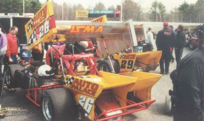 Los cojinetes iglidur de igus optimizan un cilindro para alerón en un automóvil de competición