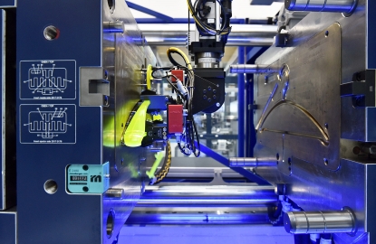 Wittmann Battenfeld muestra un ejemplo típico de fabricación de perchas con impresión personalizada