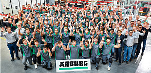 67 aprendices y estudiantes inician su formación profesional en Arburg