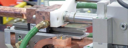 Las guías de deslizamiento lineal drylin de igus, en una pinza portaelectrodos para la industria automovilística