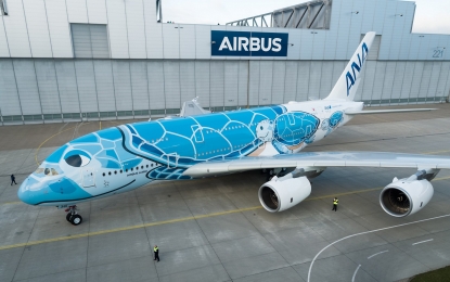 El primer A380 de ANA sale del taller de pintura de Airbus con su exclusiva librea
