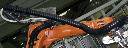 Once robots equipados con sistemas de cadenas portacables multidimensionales de igus, en LSW