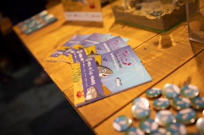 El cuento 'Ona, la tiburona y la cinta mágica' se presenta entre los acuarios del Oceanográfic