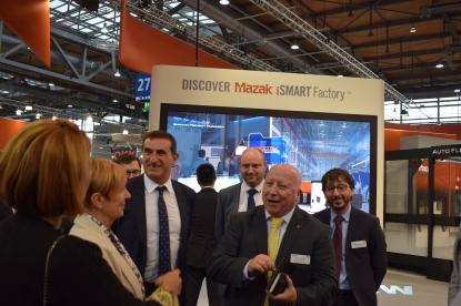 Arantza Tapia, consejera de Industria del Gobierno Vasco visita el stand de Mazak en EMO Hannover