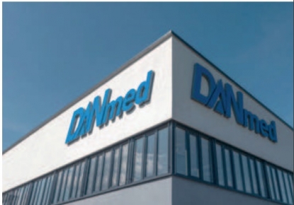 Chiron ofrece a DANmed una solución compuesta por centro de mecanizado y célula robótica