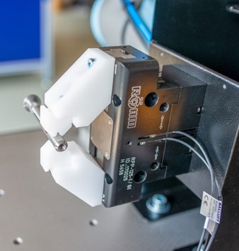 Una pinza de manipulación de dos garras de Röhm para BoKA ofrece gran fuerza de amarre y peso ligero