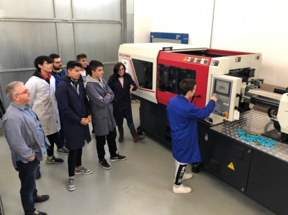 Alumnos del Instituto La Foia (Ibi) se forman con una inyectora BOLE