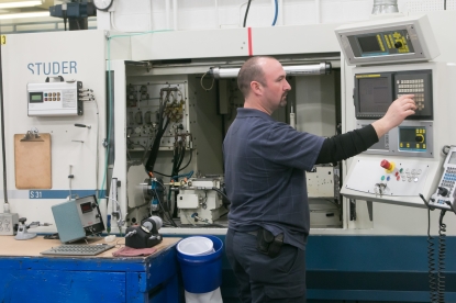 Un taller estadounidense incorpora el rectificado CNC de Studer al torneado suizo automatizado