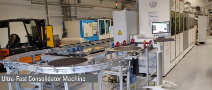 Una máquina de AZL trabaja en la fabricación continua de piezas usando cintas reforzadas con fibra termoplástica