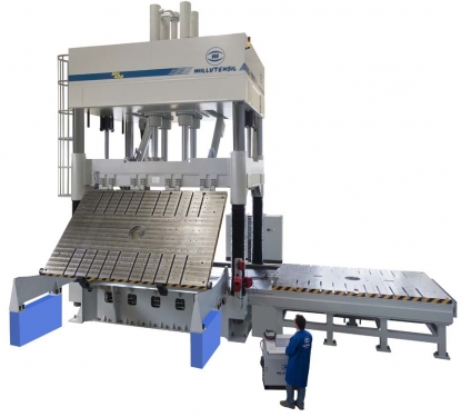 Prensa con un plato de 4.000 x 2.500 mm para ajuste de moldes medianos y grandes