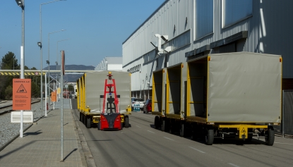 SEAT incorpora robots autónomos para automatizar el transporte exterior de piezas