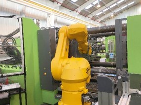 Célula de moldeo por inyección con dos robots