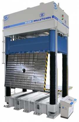 Prensa compacta con un plato de 3.000 x 2.500 mm para ajuste de moldes