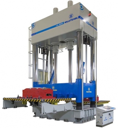 Prensa compacta con un plato de 3.500 x 2.500 mm para ajuste de moldes