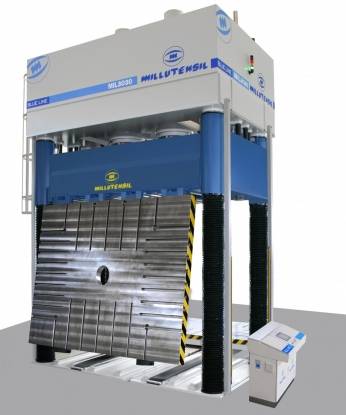 Prensa compacta con un plato de 3.000 x 3.000 mm para ajuste de moldes