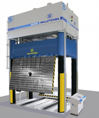 Prensa compacta con un plato de 3.500 x 3.000 mm para ajuste de moldes