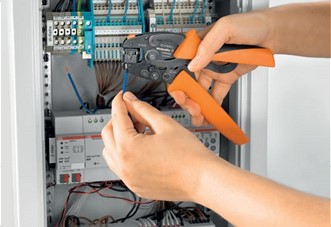 Herramienta para prensar en lugares de difícil acceso