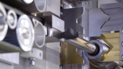 Komax Wire invierte en afiladora Schneeberger NGM