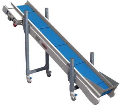 Cinta transportadora plana inclinada con tolva de recepción con soportes telescópicos y aletas en la banda