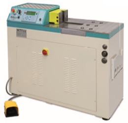 Prensa horizontal universal con una potencia de empuje de 32 t