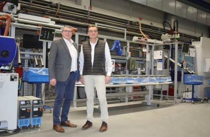 La unión flexible entre dos máquinas Wittmann Battenfeld permite a Happ la producción eficiente de ensamblajes