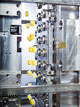 Sistema de moldeo por inyección con extractor de coladas, molino y alimentación por vacío