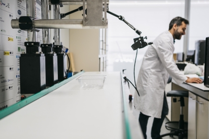 Ainia diseña un equipo que inspecciona la totalidad de los envases de la línea de producción en tiempo real