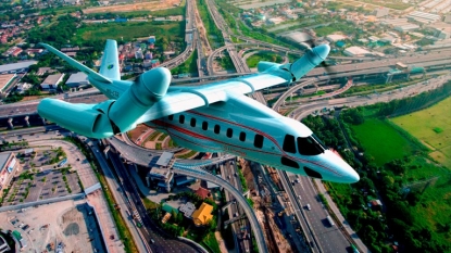 Tekniker trabaja en una nueva configuración de aeronave que haga más sostenible la movilidad