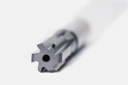 Herramienta para escariar agujeros tanto pasantes como ciegos