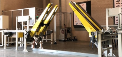 Línea automatizada que incluye un conveyor abatible y un robot para la manipulación de piezas