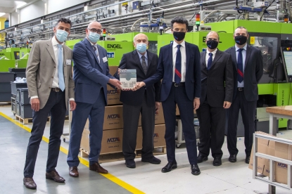 Engel entrega la inyectora número 100 a MTA en Italia tras 25 años de cooperación