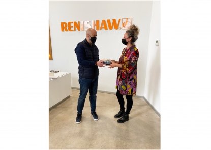 Renishaw realizó un intercambio de libros entre sus trabajadores y Sentit Solidari con motivo de Sant Jordi