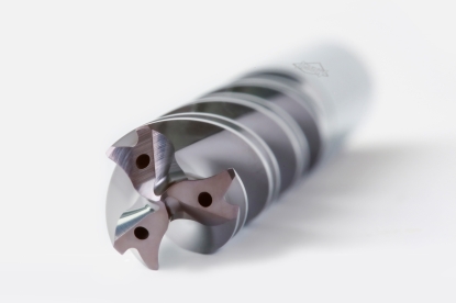 Herramienta para taladrado y escariado de tres filos y seis chaflanes