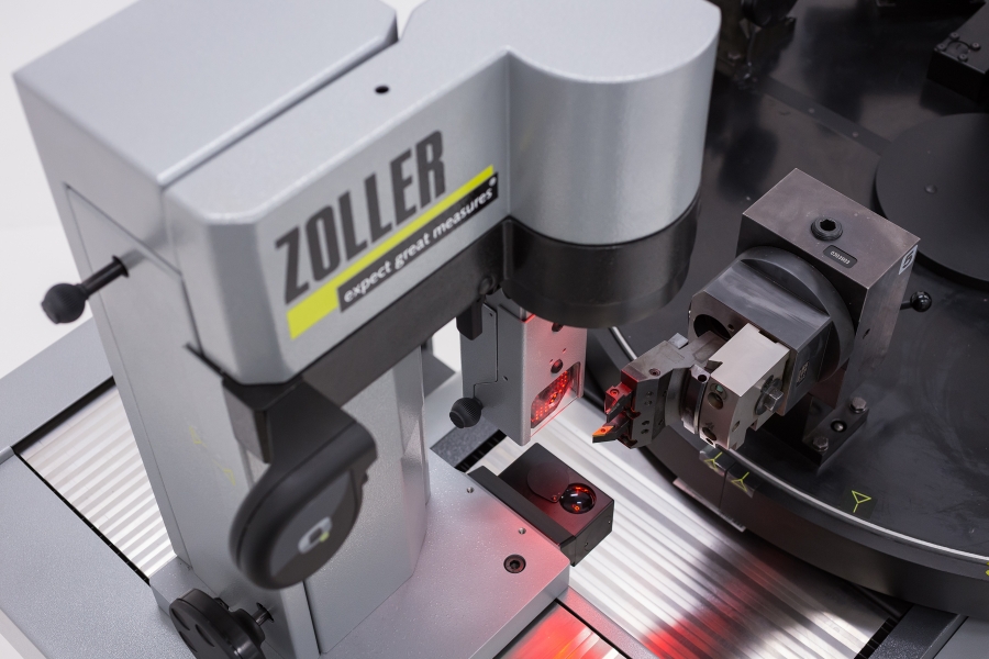 Dispositivo de ajuste y medición para la producción precisa de tornillos para tecnología médica