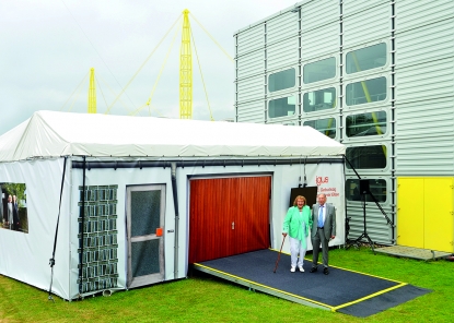 igus celebra el 90º cumpleaños de sus fundadores con una réplica del garaje en el que comenzaron