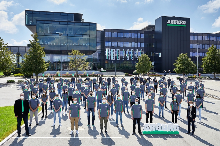 77 aprendices y estudiantes de DHBW comienzan sus carreras en Arburg