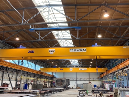 igus diseña un nuevo sistema de suministro de energía para una grúa Bang