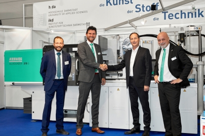 Arburg entrega una máquina en el stand de la Universidad de Ciencias Aplicadas de Darmstadt en Fakuma