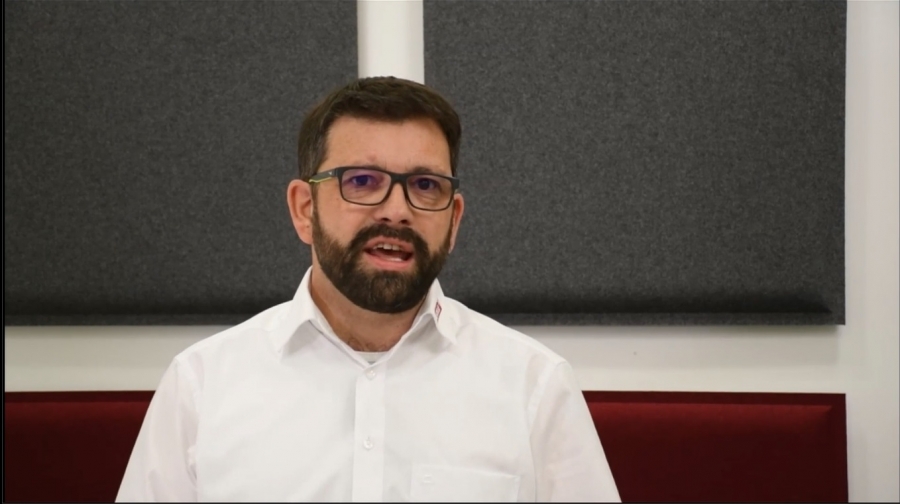 Desbarbardo de los bordes de los agujeros delanteros y traseros en un solo paso