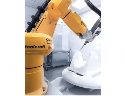 El robot de fresado TX2-140 de Stäubli automatiza la fabricación de asientos en reha team Nordbayern
