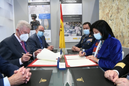 Se firma un acuerdo que fomentará la formación de las jóvenes en las habilidades STEM