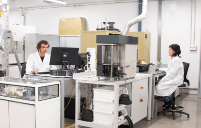 Tekniker trabaja en la ingeniería de superficies aplicada a la producción de hidrógeno