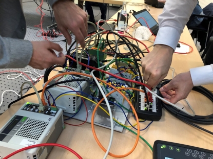 Fabricantes de máquinas de moldeo por inyección y robots prueban la especificación OPC 40079