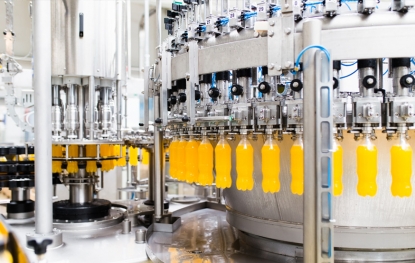 Un fabricante de botellas de PET logra importantes ahorros gracias a las guías de rodillos de NSK