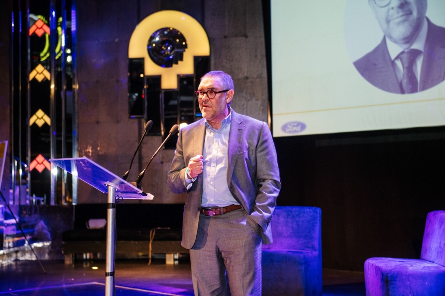 El director general de amec recibe el premio a la Innovación de Canal CEO