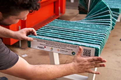 Convierten 5.200 kg de basuras marinas en 15 bancos