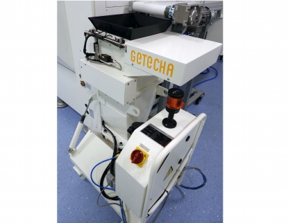 Granulador junto a la prensa GRS 180 de Getecha para el molido de coladas y piezas defectuosas