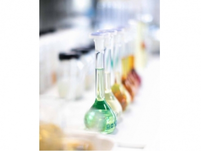 Aceite de estampación evaporable para chapas perforadas y piezas plegadas