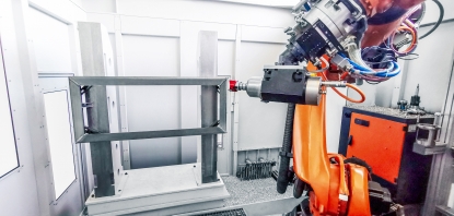 Kadia mecaniza bandejas de baterías con robots utilizando la fresa FlyCutter de Mapal