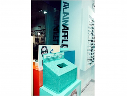 Una campaña transforma residuos del mar en urnas para recoger gafas de segunda mano